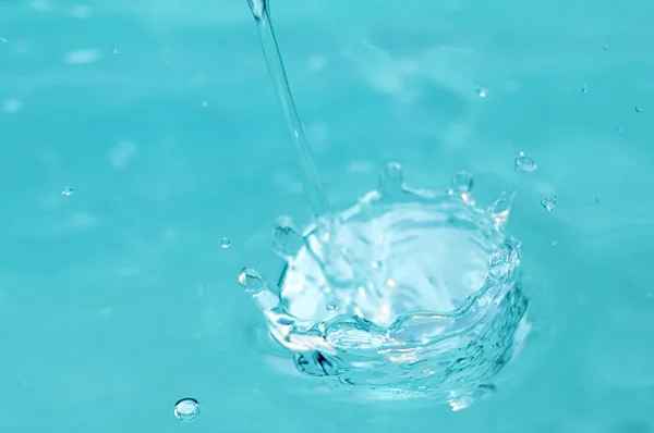 Gota de agua en agua —  Fotos de Stock