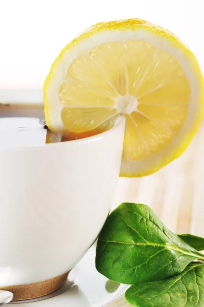 Volledige kopje thee met citroen — Stockfoto