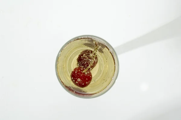 Champán con cereza — Foto de Stock