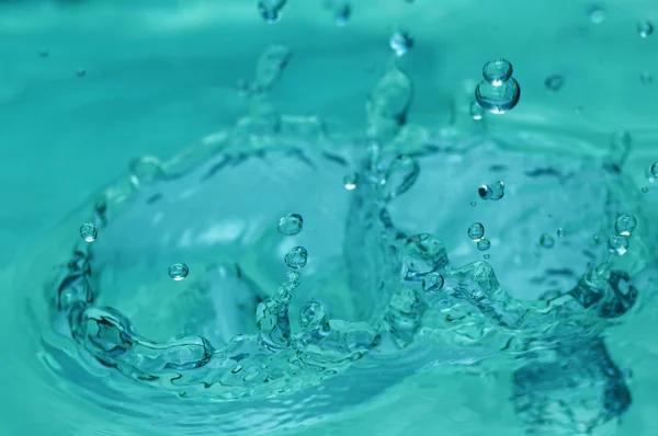 Gotas de água na água — Fotografia de Stock