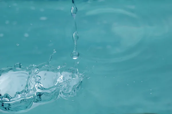 Капли воды в воде — стоковое фото