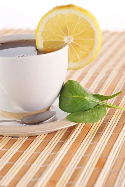 カップいっぱいのお茶レモン添え — ストック写真