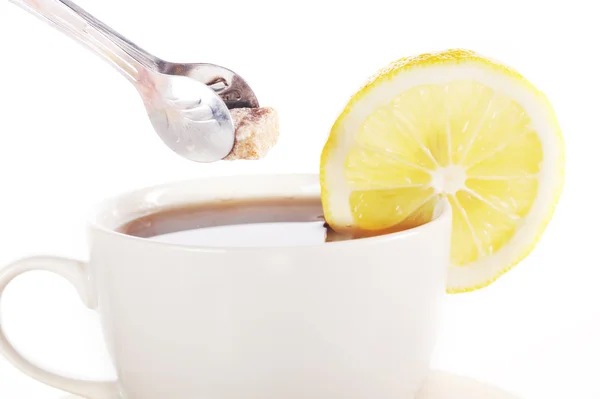 Secangkir teh penuh dengan lemon — Stok Foto