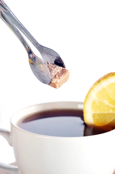 Volle Tasse Tee mit Zitrone — Stockfoto