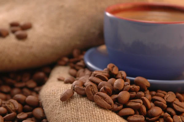 咖啡豆和咖啡的杯子 — Stockfoto