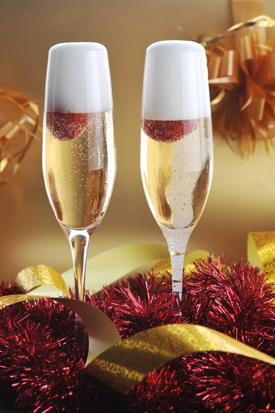 Twee glas met sprankelende champagne Rechtenvrije Stockafbeeldingen