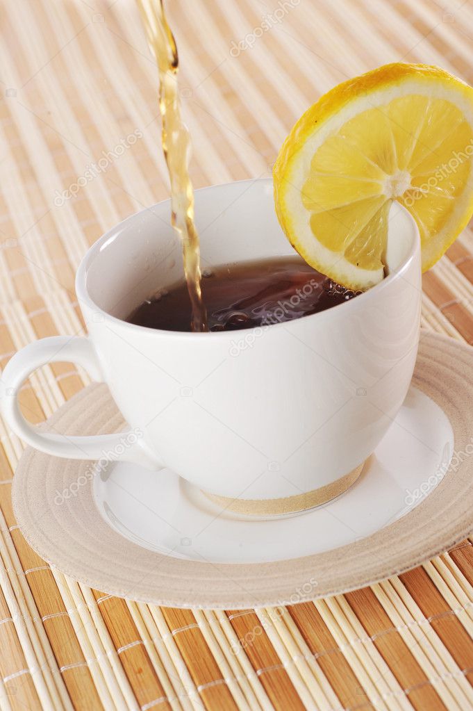 a mug of hot tea图片