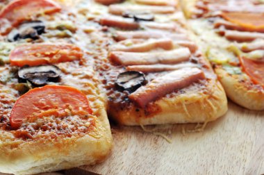 üç küçük pizzatres pequeñas pizzas