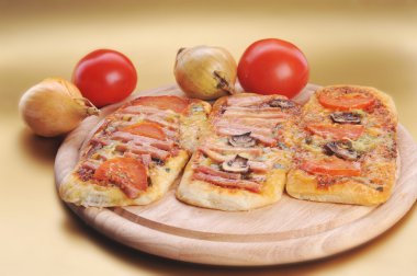 üç küçük pizzatres pequeñas pizzas