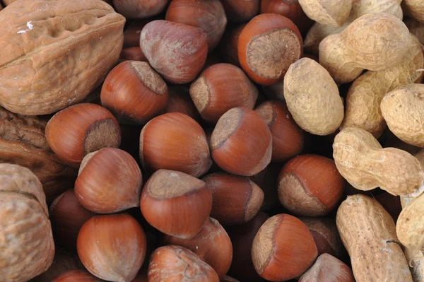 Различные орехи в корзине — стоковое фото