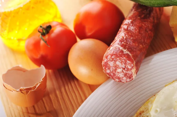 Óleo, salsicha e tomate — Fotografia de Stock