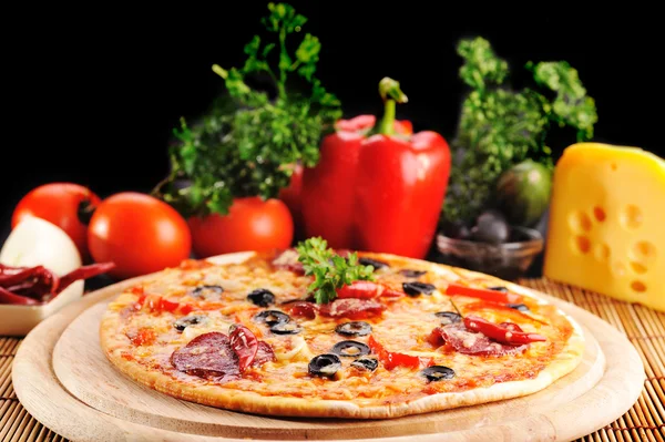 Välsmakande pizza på tallrik — Stockfoto