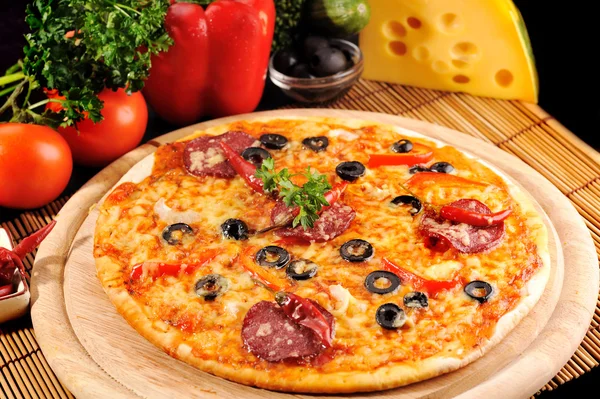 Sabrosa pizza en el plato — Foto de Stock