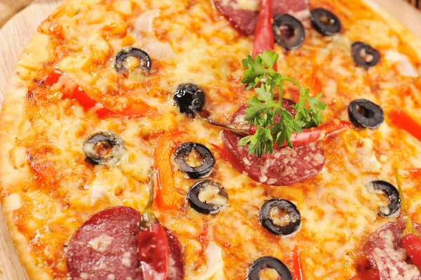 Ízletes pizza a lemez — Stock Fotó