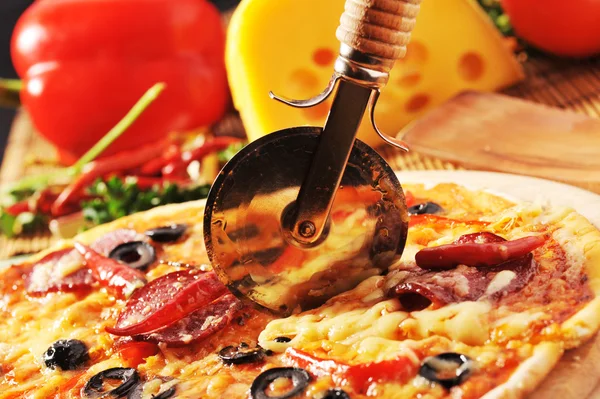 Pizza con peperoni — Foto Stock