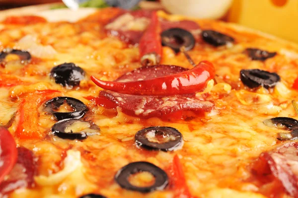 Pizza com pimentas — Fotografia de Stock