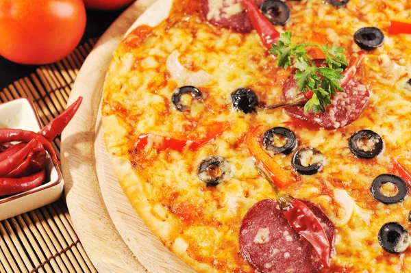 Pysznej pizzy na talerz — Zdjęcie stockowe