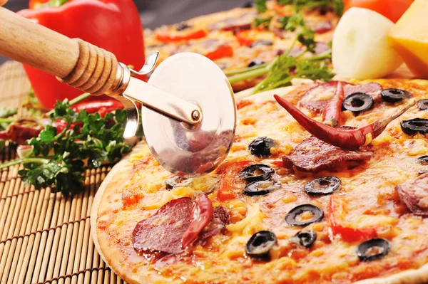 Pizza appena sfornata — Foto Stock