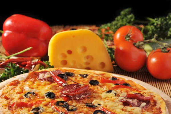 Pizza con queso —  Fotos de Stock