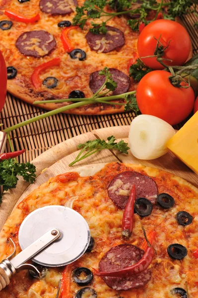 Pizza mit Käse — Stockfoto