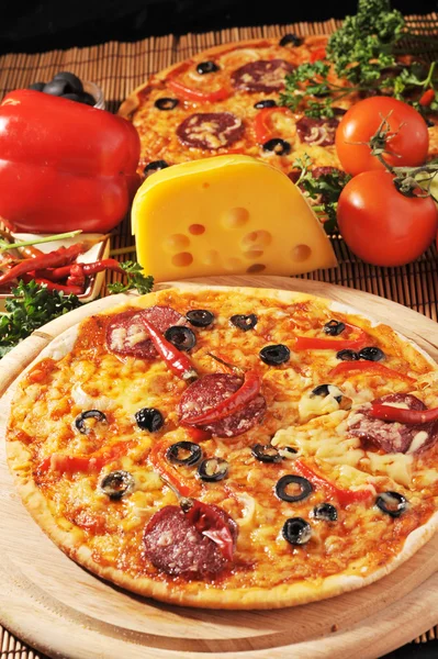 Pizza con queso —  Fotos de Stock