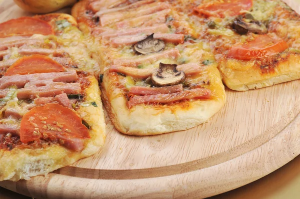 Tres pequeñas pizzas — Foto de Stock