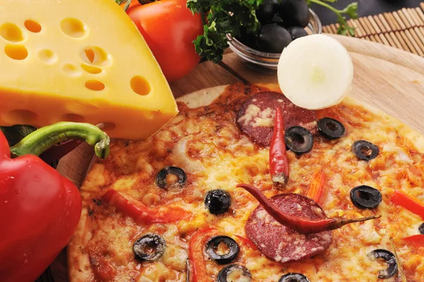 Välsmakande pizza på tallrik — Stockfoto
