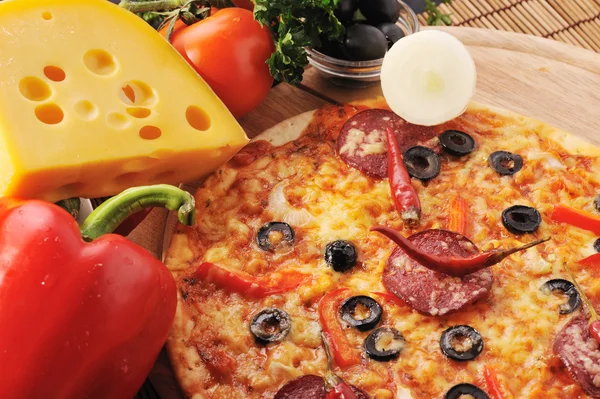 Pizza savoureuse sur assiette — Photo