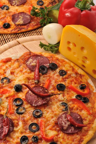 Sabrosa pizza en el plato — Foto de Stock