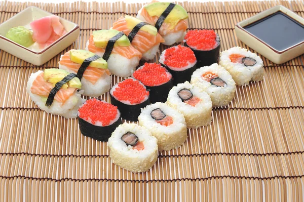 Sushi japonês tradicional — Fotografia de Stock