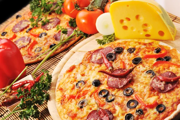 Leckere Pizza auf dem Teller — Stockfoto