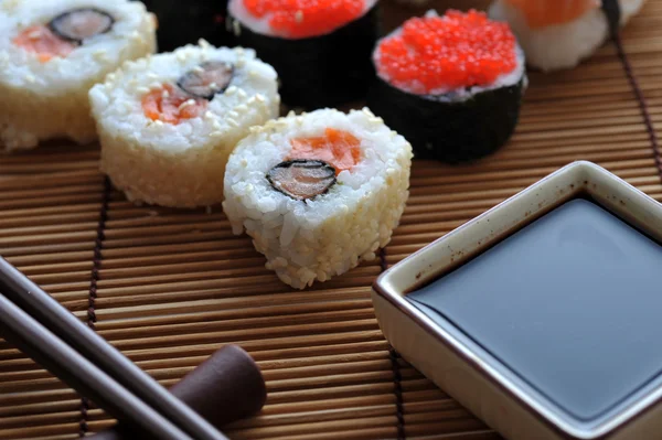 Traditionell japansk sushi — Stockfoto