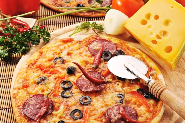 Pizza met kaas — Stockfoto