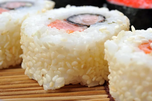 Sushi tradicional japonés — Foto de Stock