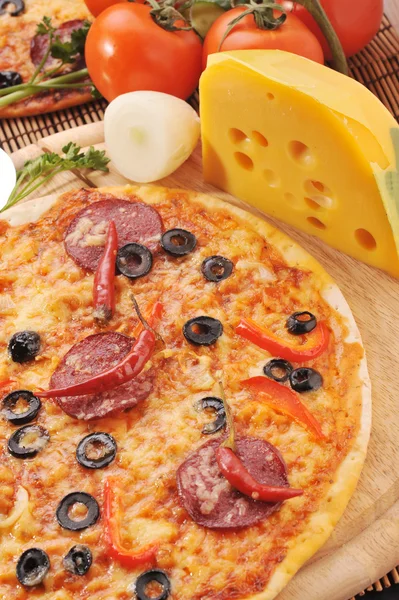 Смачна піца на тарілці — стокове фото