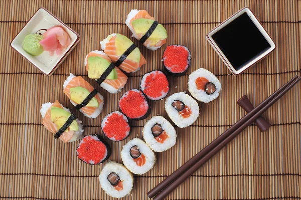 Traditionelles japanisches Sushi — Stockfoto
