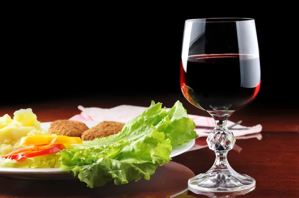 Gebratene Schnitzel und Wein — Stockfoto