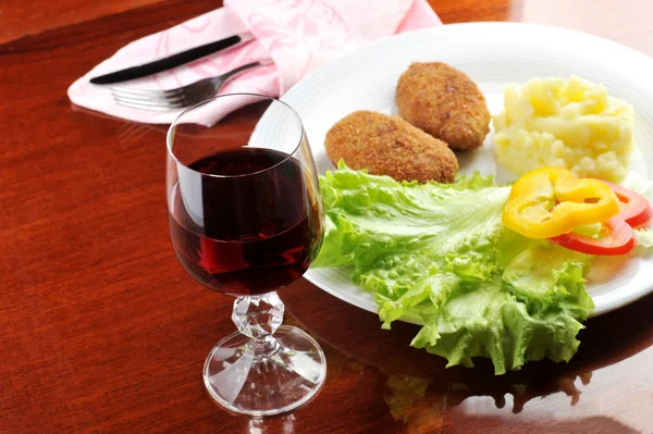 Roasted cutlets and wine — Stock Photo, Image