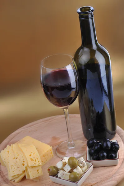 ワインボトルとチーズ — ストック写真