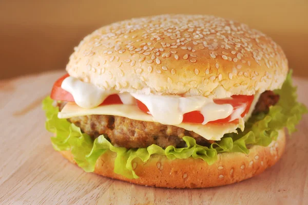 Hambúrguer com costeleta — Fotografia de Stock