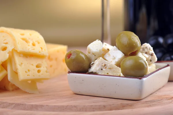 In Scheiben geschnittener gelber Käse und Oliven — Stockfoto