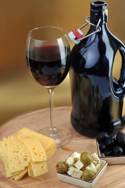 Garrafa de vinho e queijo — Fotografia de Stock