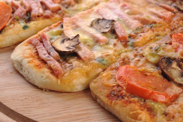 Üç küçük pizzatres pequeñas pizzas — Stok fotoğraf
