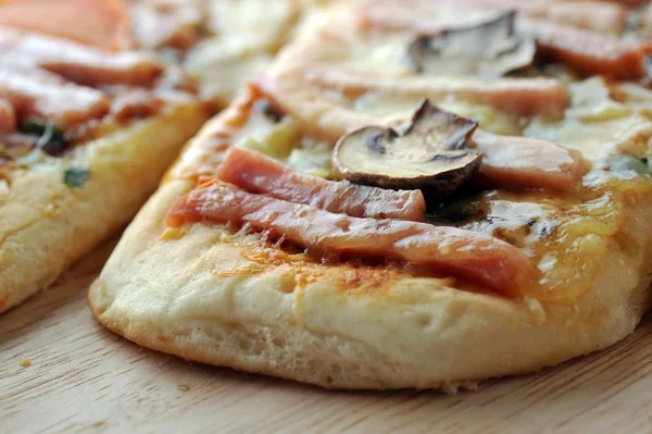 Üç küçük pizzatres pequeñas pizzas — Stok fotoğraf