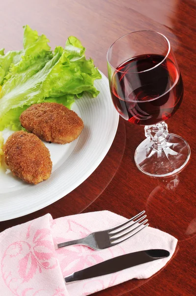 Roasted cutlets and wine — Stock Photo, Image