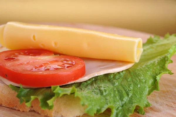 Свежий и вкусный сэндвич — стоковое фото