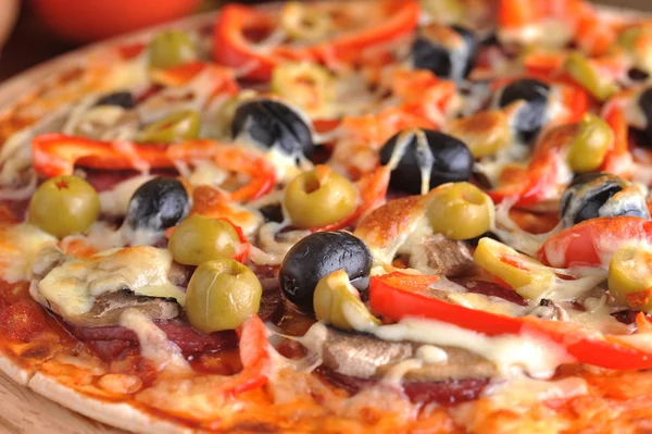 新鮮な焼きピザ — ストック写真