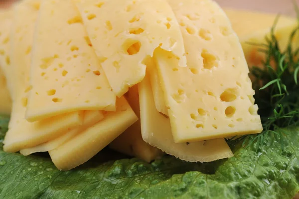 Skivad gul ost owith sallad — Stockfoto