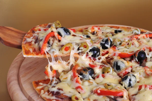 Taze pişmiş pizza — Stok fotoğraf