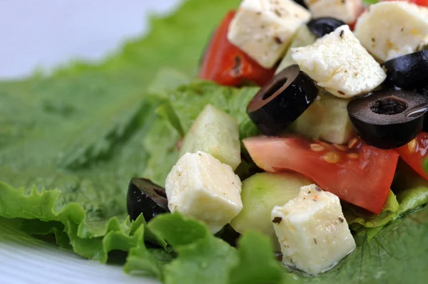 Salat con queso feta y verduras frescas —  Fotos de Stock